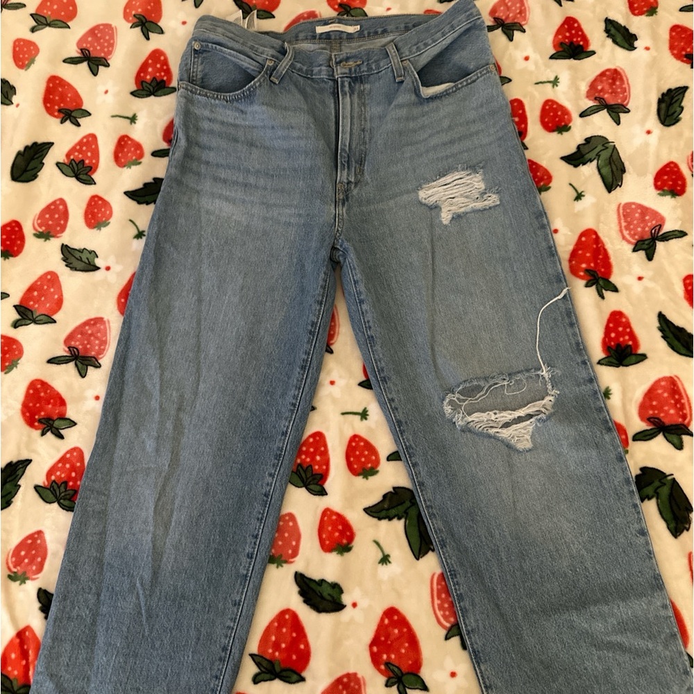 Levi baggy ripped pants! High waisted and size 31